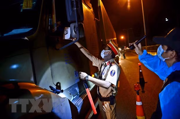 Ciudad Ho Chi Minh impulsa medidas para facilitar el traslado de bienes esenciales ảnh 1