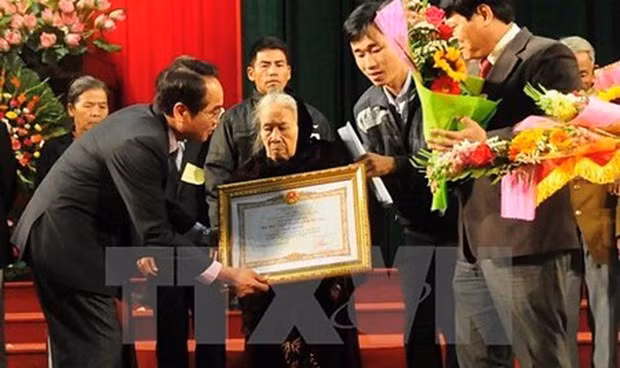 Honran a cientos de mártires de Vietnam con certificados de Mérito de la Patria ảnh 1