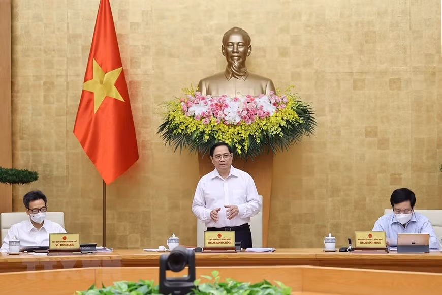Primer ministro vietnamita preside reunión de Gobierno correspondiente a junio ảnh 2