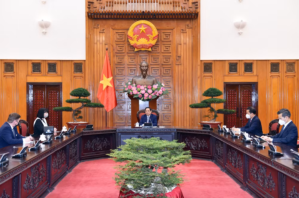 Premier vietnamita recibe a embajadora de Rumania ảnh 1