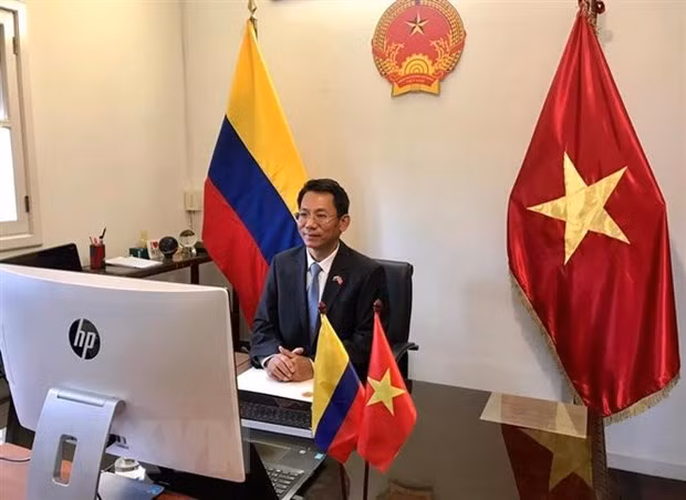 Embajador de Vietnam entrega cartas credenciales al presidente de Colombia ảnh 1
