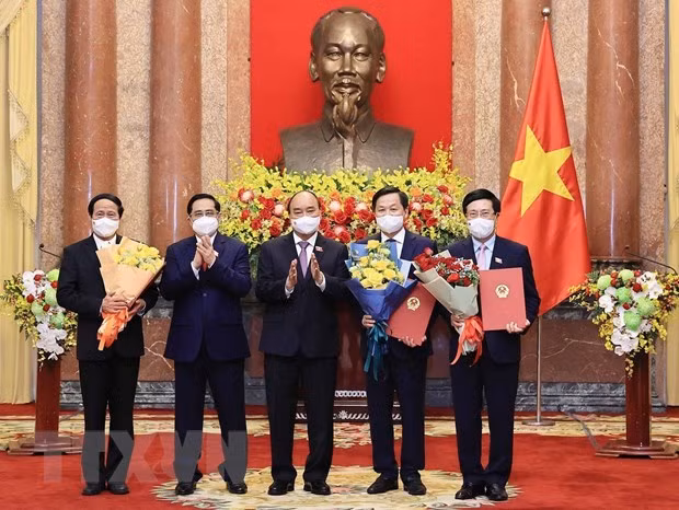  Entregan decisiones de nombramiento a los miembros del Gobierno vietnamita ảnh 1