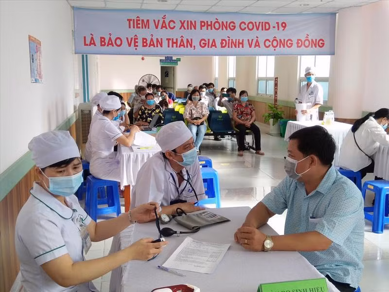Aceleran vacunación en ciudad vietnamita de Phu Quoc para reabrir turismo ảnh 2