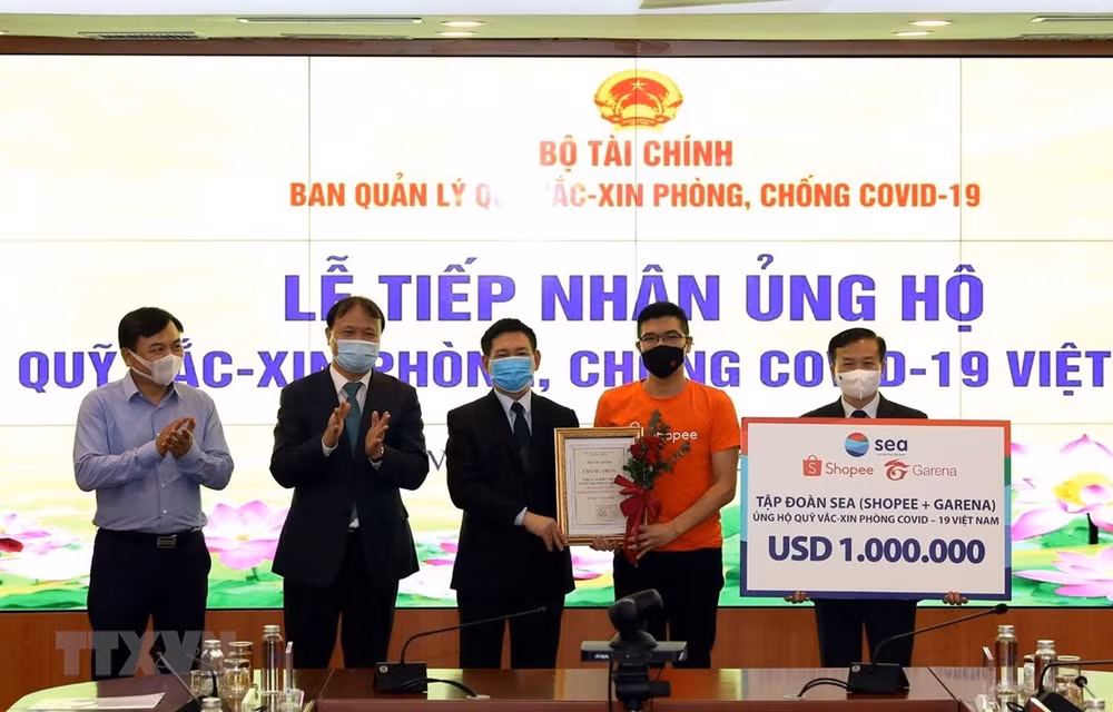 Recaudan 353 millones de dólares para fondo de vacunas contra el COVID-19 en Vietnam ảnh 1