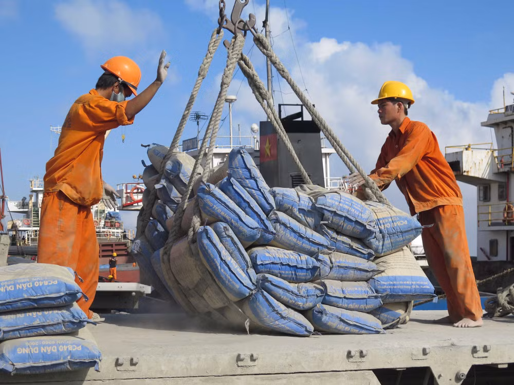 En alza exportaciones de cemento de Vietnam en primera mitad del año ảnh 1