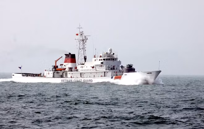 Barco de la guardia costera de China visita ciudad de Vietnam ảnh 1
