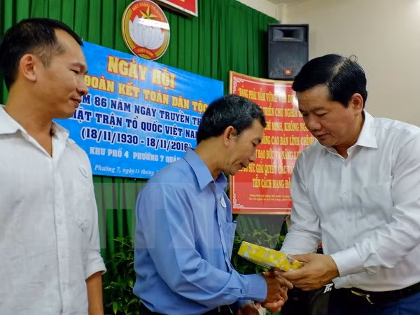 Dirigente partidista de Ciudad Ho Chi Minh asiste a fiesta de unidad nacional ảnh 1
