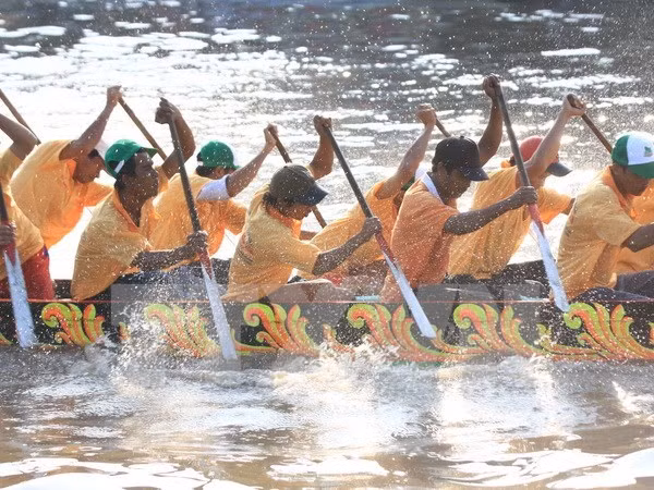 Celebran regata de barcos en festival Ok Om Bok en Vietnam ảnh 1