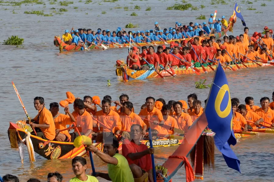 Inauguran en Camboya festival tradicional de regata de barcos ảnh 1