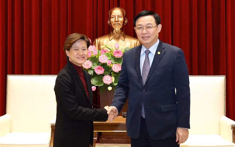 Dirigente de Hanoi destaca fructífero desarrollo de relaciones con Singapur ảnh 1