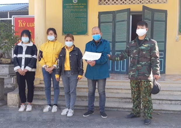 Sector de salud de Vietnam refuerza medidas de combate contra COVID-19 ảnh 1