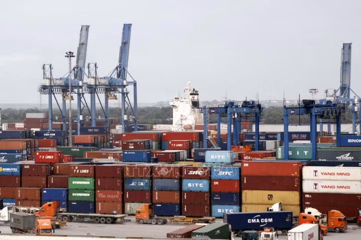 Prensa checa elogia control de COVID-19 y desarrollo económico de Vietnam ảnh 1