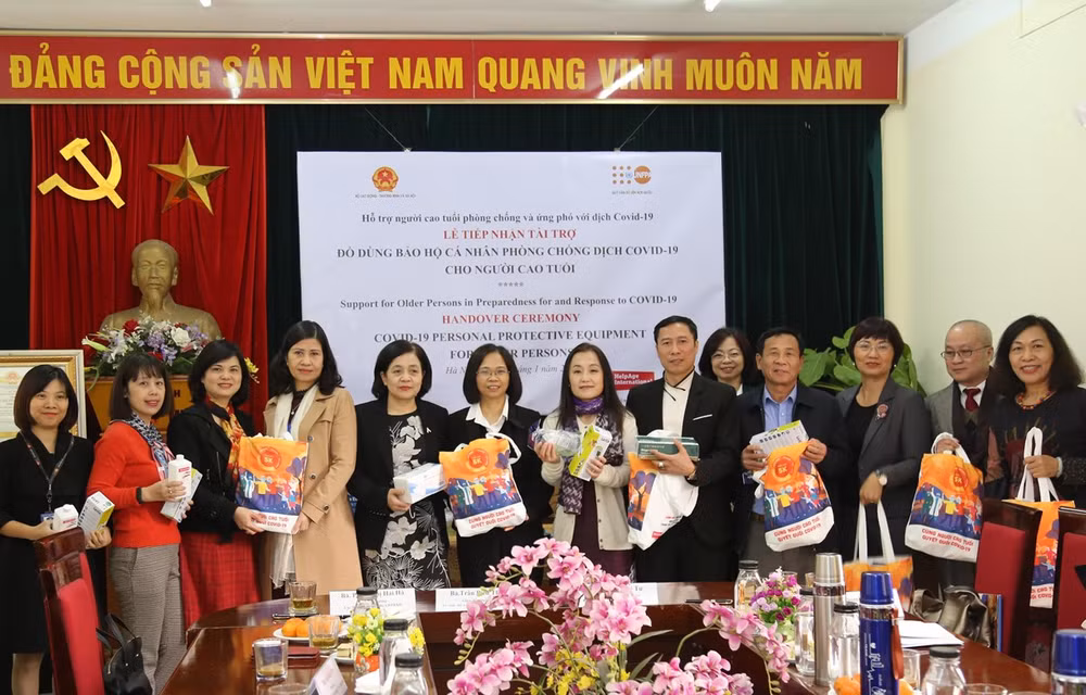 UNFPA ofrece donaciones para ayudar a ancianos en Vietnam ảnh 1