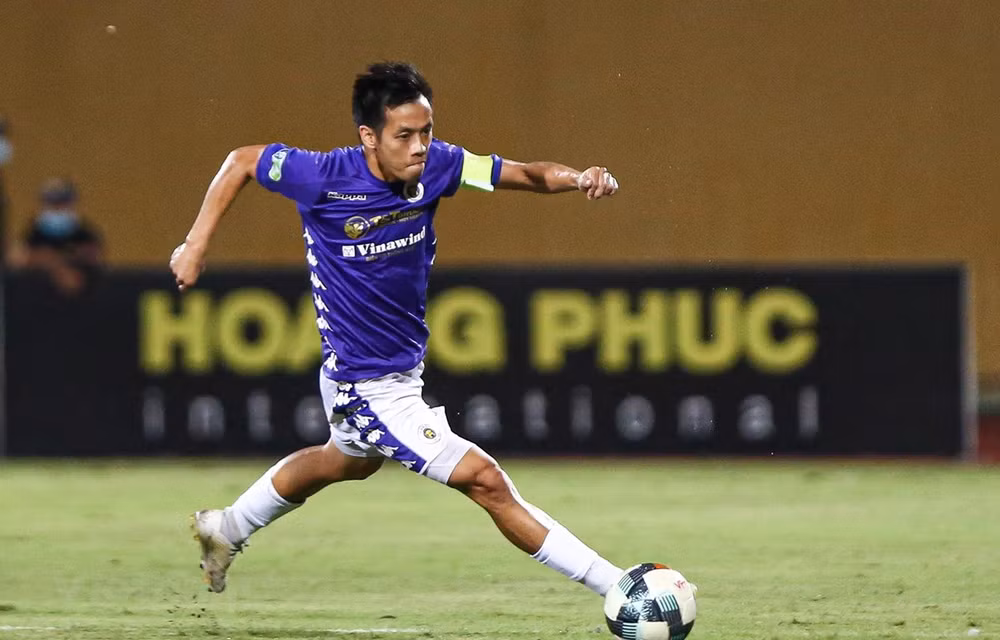 Nguyen Van Quyet conquista Balón de Oro de Vietnam en 2020 ảnh 2