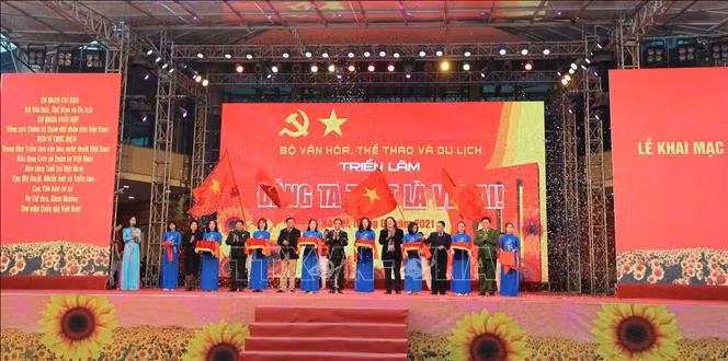 Efectúan en Hanoi exposición sobre el Partido Comunista de Vietnam ảnh 2