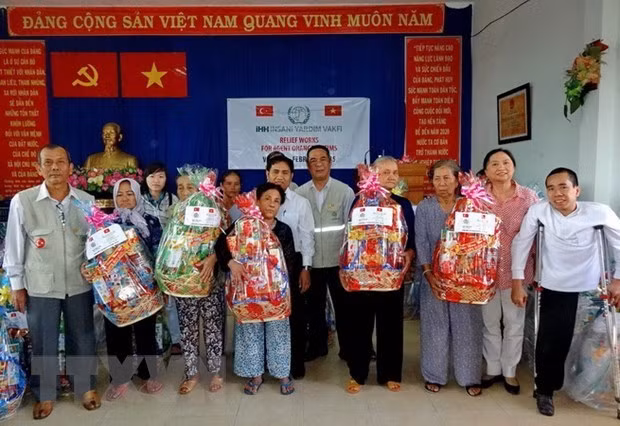 Ciudad Ho Chi Minh presta asistencia a necesitados en ocasión del Tet ảnh 1