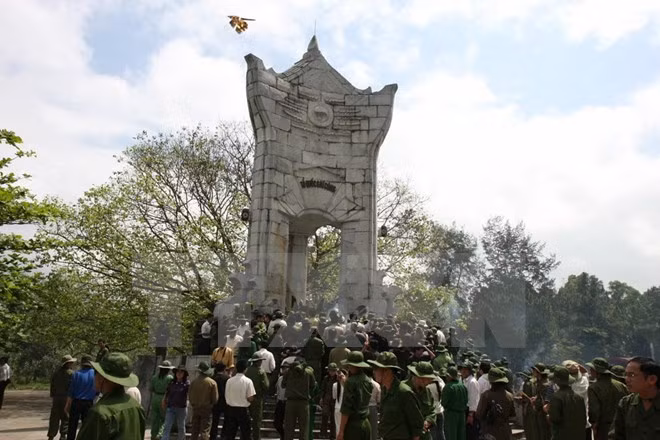 Vietnam celebra diversas actividades en homenaje a héroes y mártires ảnh 1