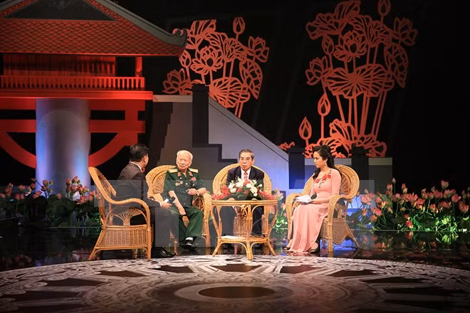Transmiten en directo programa televisivo sobre relaciones entre Vietnam y Laos ảnh 1