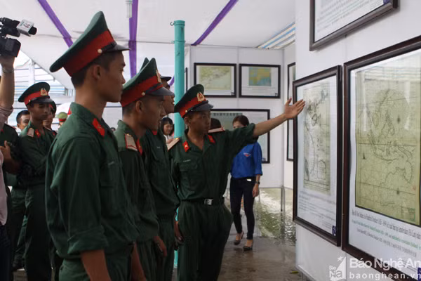 Ostentan en provincia central evidencias de soberanía vietnamita en el mar ảnh 1