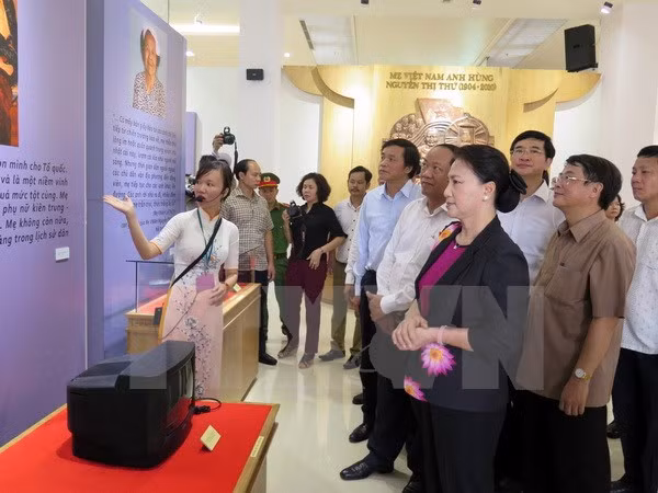  Dirigente parlamentaria entrega regalos a personas con méritos revolucionarios ảnh 1
