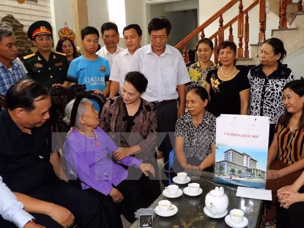 Presidenta del Parlamento de Vietnam honra a madres heroicas y mártires ảnh 1