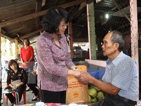 Dirigentes vietnamitas visitan a familias beneficiarias de políticas sociales ảnh 1