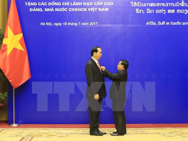 Laos condecora a altos dirigentes vietnamitas ảnh 1