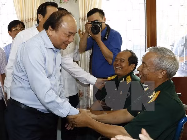 Políticas de retribución a personas con méritos revolucionarios: prioridad del Gobierno vietnamita ảnh 1