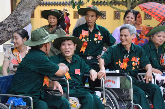 Continúan en Vietnam acciones de gratitud a personas con méritos revolucionarios ảnh 1