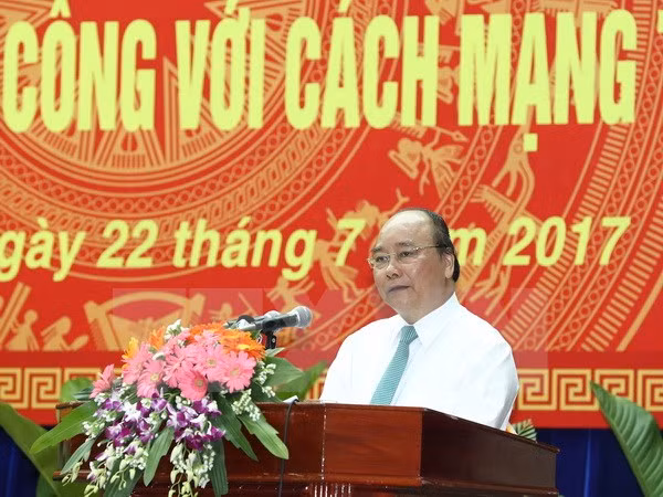 Premier vietnamita agradece a personas con méritos revolucionarios en Quang Nam ảnh 1 Premier vietnamita agradece a personas con méritos revolucionarios en Quang Nam ảnh 1