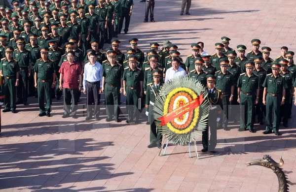 Ministro de Defensa de Vietnam rinde homenaje a mártires nacionales ảnh 1 Ministro de Defensa de Vietnam rinde homenaje a mártires nacionales ảnh 1