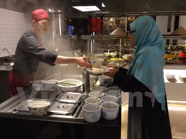 Promocionan plato típico “Pho” vietnamita en Malasia ảnh 1