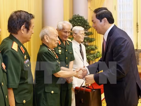 Presidente vietnamita aprecia aportes de excombatientes voluntarios en Laos ảnh 1