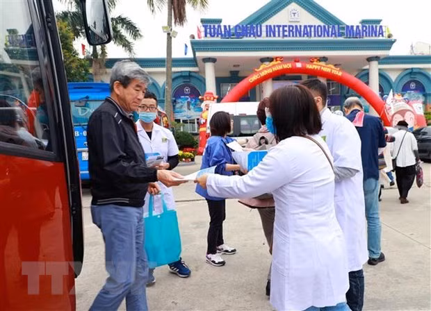 Quang Ninh suspende recorridos por bahías y sitios de reliquias ảnh 1