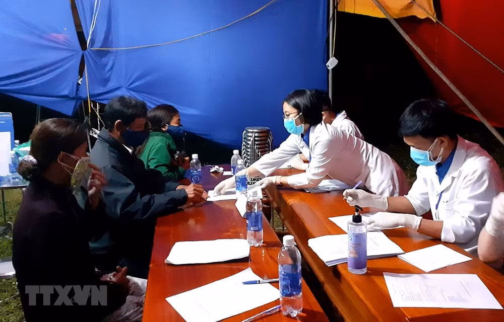 Estudiantes médicos vietnamitas se ofrecen como voluntarios para lucha contra COVID-19 ảnh 1