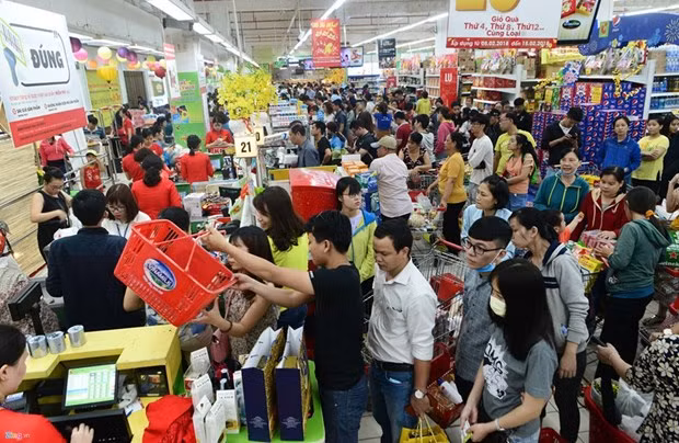 Ventas aumentan en supermercados pero cayen en "mercados mojados" en Vietnam ảnh 1