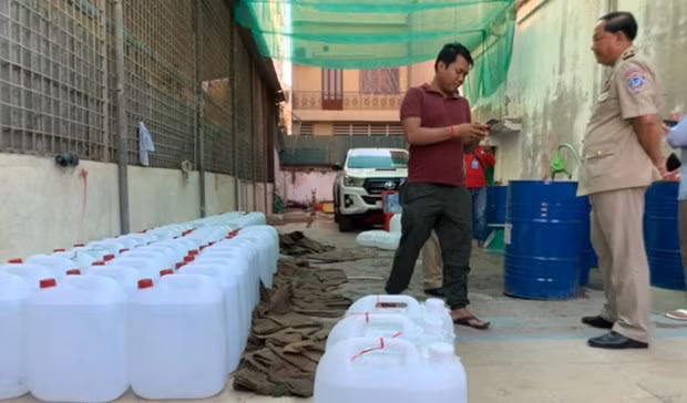 Confisca Camboya alcohol falso destinado para líquido antiséptico contra COVID-19 ảnh 1
