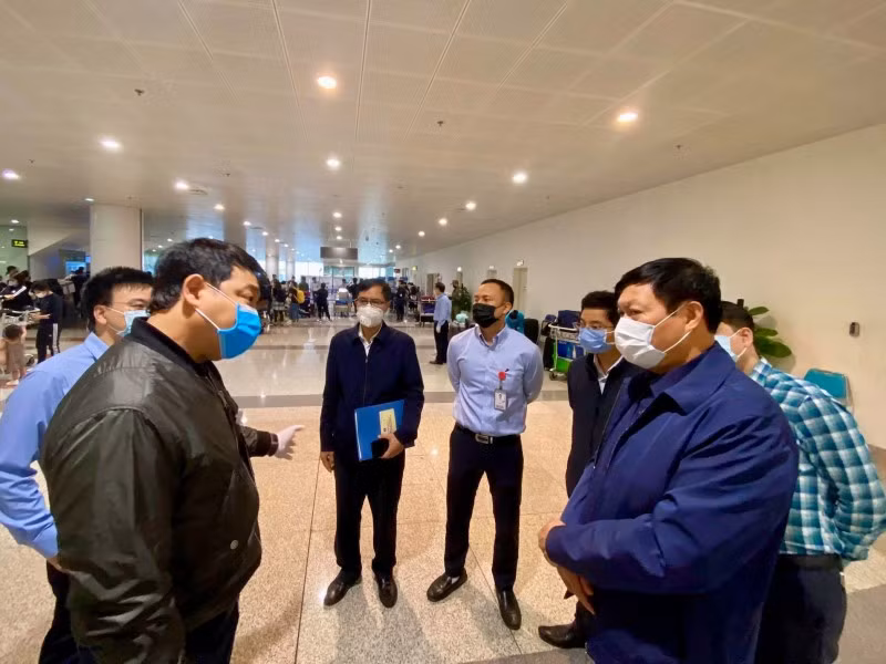 Inspeccionan prevención de COVID-19 en el aeropuerto internacional de Noi Bai ảnh 1
