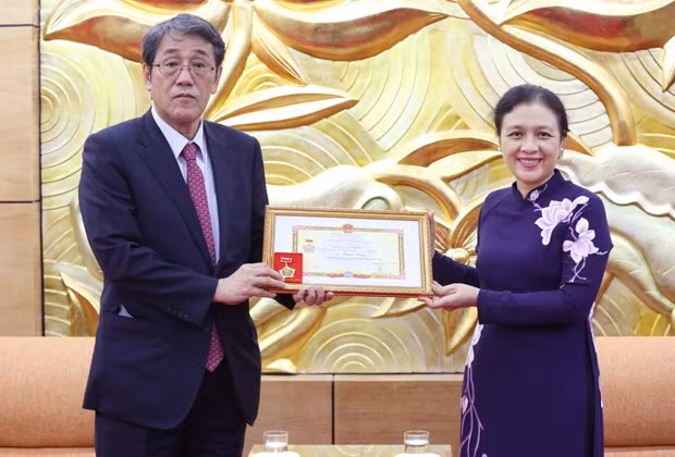 Honran a saliente embajador japonés en Hanoi con insignia de amistad ảnh 1