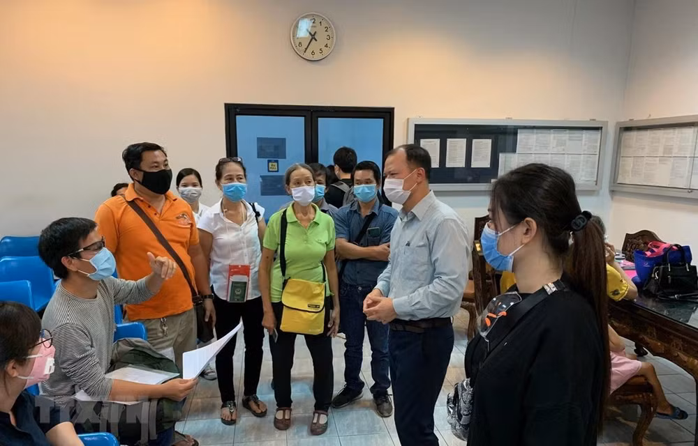 Embajada de Vietnam en Tailandia apoya a connacionales para regresar al país ảnh 1