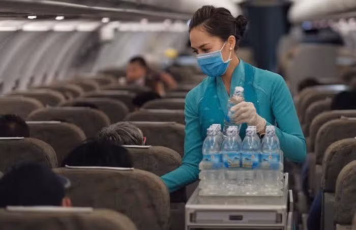 Pasajeros deberán llevar mascarillas sanitarias en vuelos y aeropuertos de Vietnam ảnh 1