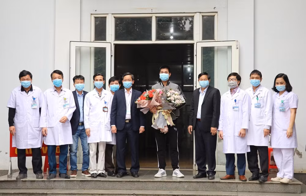 Recibe alta médica paciente número 18 del coronavirus en Vietnam ảnh 1