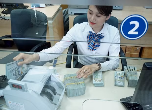  Banco Estatal de Vietnam pide desinfectar dinero en efectivo para frenar propagación de COVID-19 ảnh 1
