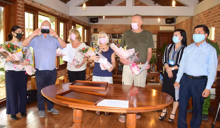 Turistas extranjeros completan periodo de cuarentena en provincia vietnamita de Thua Thien - Hue ảnh 1 Turistas extranjeros completan periodo de cuarentena en provincia vietnamita de Thua Thien - Hue ảnh 1