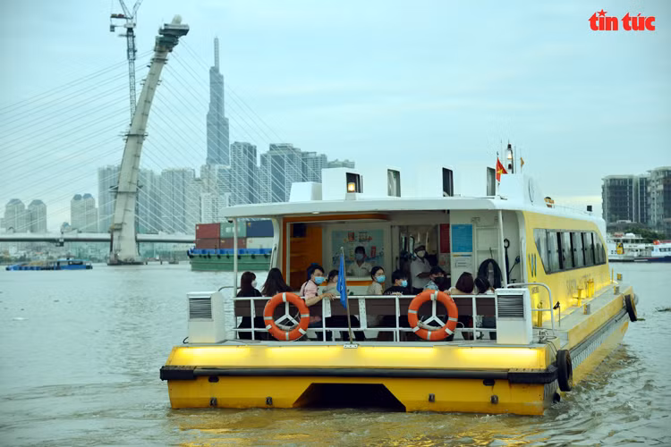 Experimentan paseos nocturnos en barco en Ciudad Ho Chi Minh ảnh 1