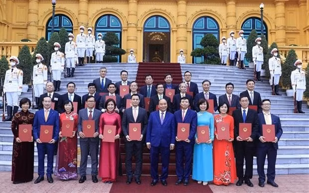 Confieren título de embajador a funcionarios y jefes de misiones representativas vietnamitas ảnh 1