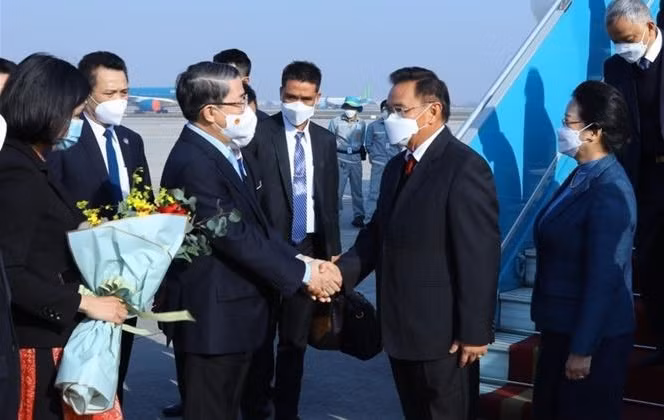 Presidente de la Asamblea Nacional de Laos comienza visita oficial a Vietnam ảnh 1