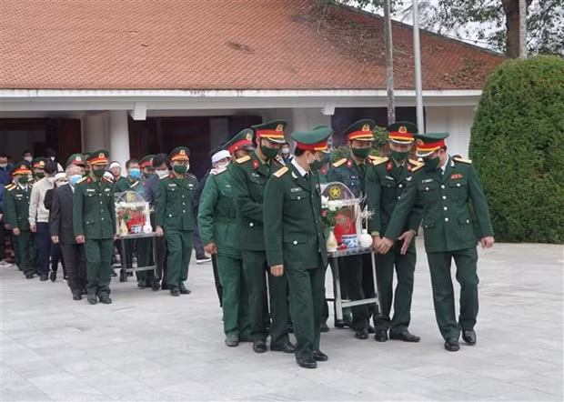 Entierran restos de soldados caídos en la campaña Dien Bien Phu ảnh 1