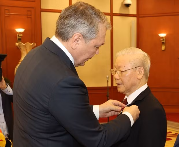 Máximo dirigente partidista de Vietnam recibe Premio Lenin de Rusia ảnh 1