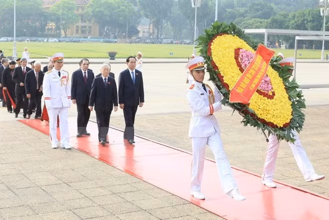 Líderes de Partido y Estado rinden homenaje a los mártires de la Patria ảnh 1